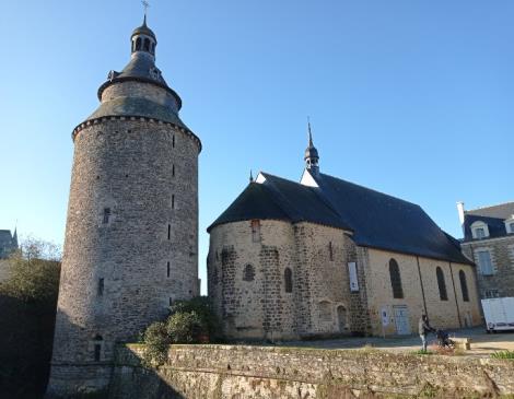 La tour de l'horloge et la chapelle du château