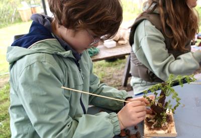 Un jeune artiste en pleine création