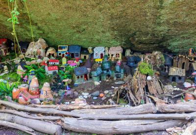 Zwergenstadt unter dem Felsen im  Vallée Traouiero