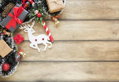 coffrets-cadeaux-pres-des-cerfs-et-des-guirlandes