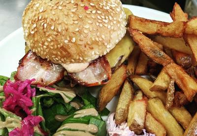 pig's ear pub - micro-brasserie - assiette burger maison - ploërmel