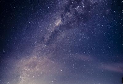 prise-de-vue-verticale-d-un-beau-ciel-etoile